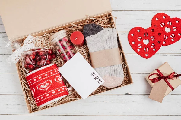Zubereitung Pflegepaket Saisonale Geschenkbox Mit Becher Kerze Wollsocken Und Weihnachtsschmuck — Stockfoto
