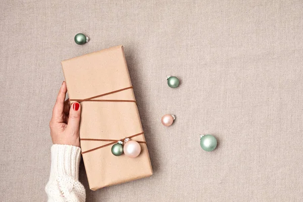 Kraft kağıdına sarılı hediye kutularıyla Noel arkaplanı. Xmas kutlaması, hazırlık