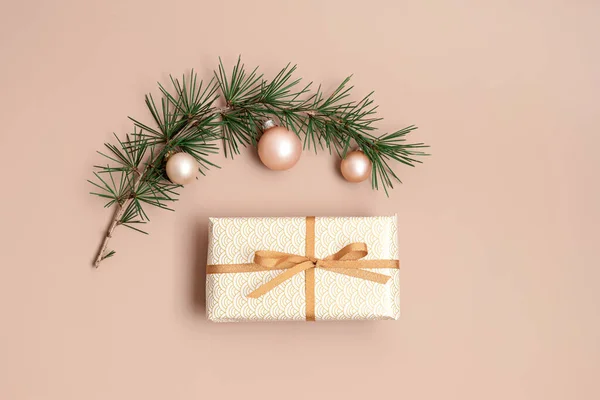 Altın renkli kağıda sarılmış hediye kutularıyla Noel arkaplanı — Stok fotoğraf