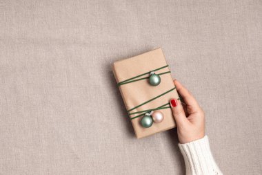 Kraft kağıdına sarılı hediye kutularıyla Noel arkaplanı. Xmas kutlaması, kış tatili hazırlıkları. Şenlikli maketler, üst görünüm, düz yatış doğal kolonlar.