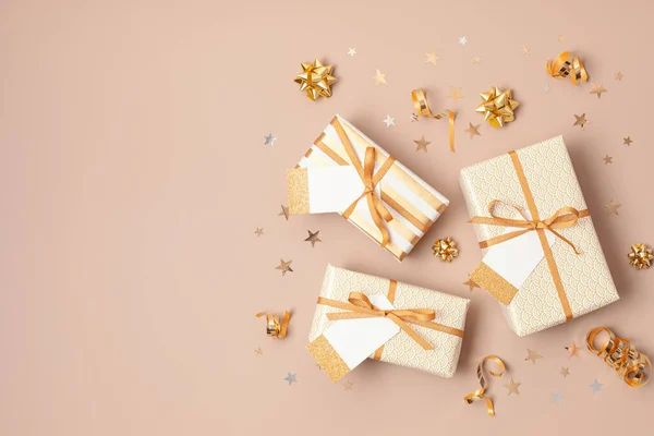 Fondo Navideño Con Cajas Regalo Envueltas Papel Dorado Celebración Navidad — Foto de Stock