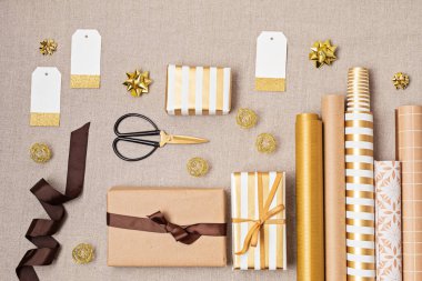 Hediye kutuları ve rulo ambalaj kağıtlarıyla Noel arkaplanı. Xmas kutlaması, kış tatili hazırlıkları. Şenlikli maket, üst görünüm, düz yatış