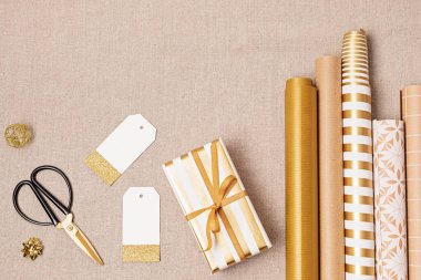 Hediye kutuları ve rulo ambalaj kağıtlarıyla Noel arkaplanı. Xmas kutlaması, kış tatili hazırlıkları. Şenlikli maket, üst görünüm, düz yatış