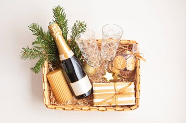 Şampanyalı, şarap kadehli, kurabiyeli ve mumlu romantik tatiller için yenilenmiş Noel hediyesi sepeti. Aile ve arkadaşlar için kurumsal ya da kişisel hediye.