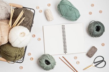 Doğal renklerde ipliklerle yapılmış bir hobi. Soğuk sonbahar ve kış havası için rahatlatıcı, huzur verici bir hobi. Model yap, boşluk kopyala, üst görünüm