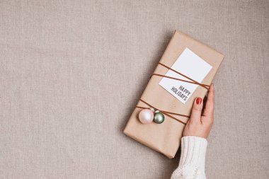 Kraft kağıdına sarılı hediye kutularıyla Noel arkaplanı. Xmas kutlaması, kış tatili hazırlıkları. Şenlikli maketler, üst görünüm, düz yatış doğal kolonlar.