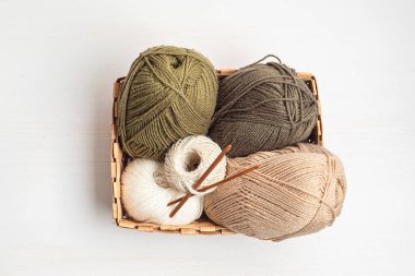 Doğal renklerde ipliklerle yapılmış bir hobi. Soğuk sonbahar ve kış havasında stresi azaltmak için rahatlatıcı bir hobi. Model yap, boşluk kopyala, üst görünüm