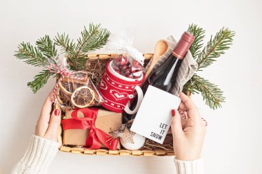 Mutfak meraklıları için hazırlanmış Noel hediyesi sepeti bir şişe şarap ve sıcak şarap malzemeleriyle. Aşçılar, gurmeler ve gurmeler için şirket sepeti ya da kişisel hediye.