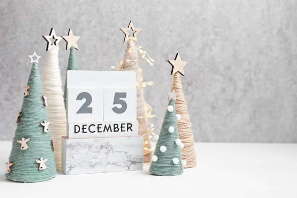 Christmas Craft Background Calendar Handmade Yarn Cone Xmas Trees Natural — Stock Photo, Image