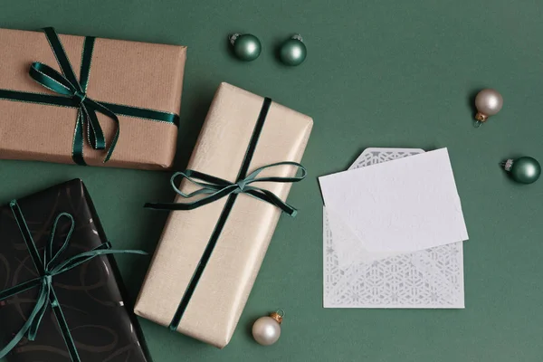 Tło Świąteczne Pudełkami Zielonym Tle Święta Bożego Narodzenia Przygotowania Ferii — Zdjęcie stockowe