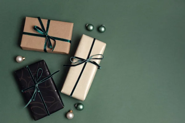 Рождественский Фон Подарочными Коробками Зеленом Фоне Праздник Рождества Подготовка Зимним — стоковое фото