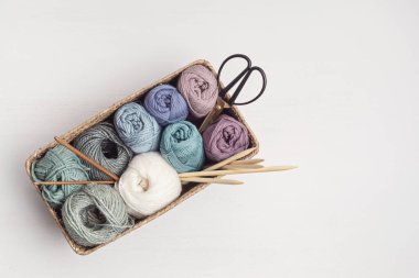 Doğal renklerde ipliklerle yapılmış bir hobi. Soğuk sonbahar ve kış havası için rahatlatıcı, yorucu bir hobi.