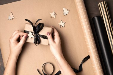 Noel arkaplanı hediye kutuları ve rulo ambalaj kağıtlarıyla dolu. Xmas kutlaması, kış tatili hazırlıkları. Şenlikli maket, üst görünüm, düz yatış