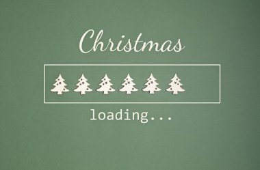 Web sitesi, yeşil arka plandan yüklenen ahşap noel ağaçları ve mesajlarla dolu. Kış tatili konsepti