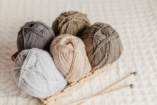 Doğal renklerde ipliklerle yapılmış bir hobi. Soğuk sonbahar ve kış havası için rahatlatıcı, yorucu bir hobi.