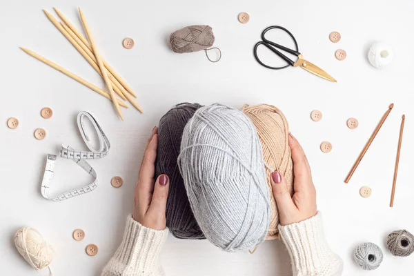 Doğal renklerde ipliklerle yapılmış bir hobi. Soğuk sonbahar ve kış havası için rahatlatıcı, yorucu bir hobi.