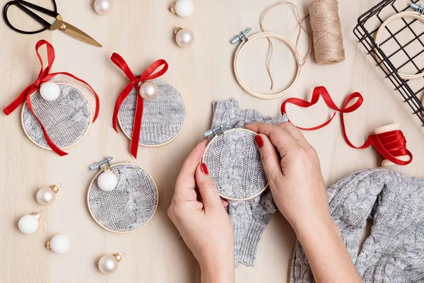 스웨터와 자수로 크리스마스 장식의 다이어리 프로젝트 손으로 Xmas 아이디어 평평하게 — 스톡 사진