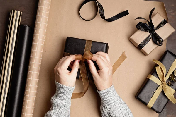 Noel arkaplanı hediye kutuları ve rulo ambalaj kağıtlarıyla dolu. Xmas kutlaması, kış tatili hazırlıkları. Şenlikli maket, üst görünüm, düz yatış