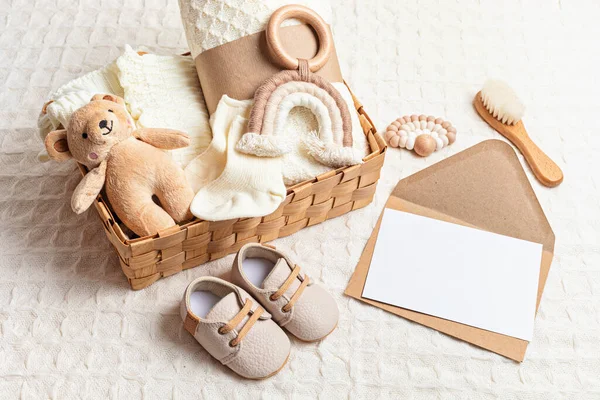Verzameling Van Leuke Biologische Babykleding Schoenen Speelgoed Deken Hartverwarmend Cadeau — Stockfoto