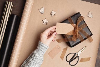 Noel arkaplanı hediye kutuları ve rulo ambalaj kağıtlarıyla dolu. Xmas kutlaması, kış tatili hazırlıkları. Şenlikli maket, üst görünüm, düz yatış