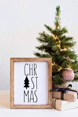 Noel arkaplanı ahşap çerçeveli, kısa noel ve dekorasyonlu. Metin için fotokopi alanı olan kış tatili konsepti.