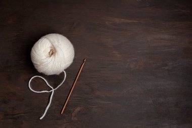 Doğal renklerde ipliklerle yapılmış bir hobi. Soğuk sonbahar ve kış havası için rahatlatıcı, yorucu bir hobi.