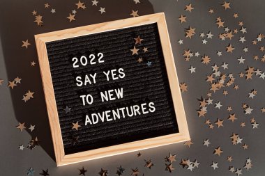 İçinde 2022 nolu metin olan mektup panosu yeni maceralara evet diyor. Motivasyon alıntısı, yeni yıl hedefleri ve çözüm konsepti. Düz yatış, üst görünüm