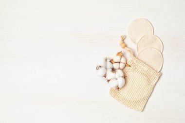 Makyaj malzemesi çıkarmak için tekrar kullanılabilir pamuk pedleri. Sürdürülebilir, çevre dostu, sıfır atık kişisel temizlik konsepti. Üst manzara, düz uzanma