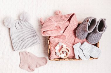 Şirin organik bebek kıyafetleri, oyuncaklar ve popolar. Soğuk hava için hediye. Noel ve bebek partisi için yeni doğan hediyeleri, bakım paketi, bağış, hayır kurumu fikri