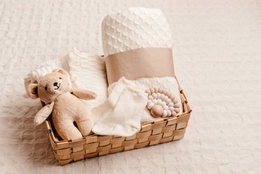 Şirin organik bebek kıyafetleri, ayakkabılar, oyuncaklar ve battaniye koleksiyonu. Sonbahar ve kış mevsiminin soğuk havası için iç açıcı bir hediye. Noel ve bebek partisi için yeni doğan hediyeleri, bağış fikri