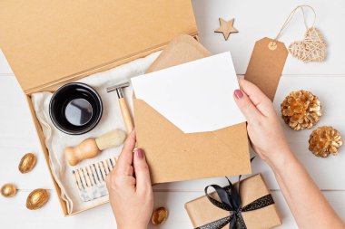 Kişisel bakım paketi, erkekler için sıfır atık organik kozmetik ürünü içeren sezonluk hediye kutusu. Aile ve arkadaşlar için kişisel çevre dostu sepet şükran günü, Noel, babalar günü.