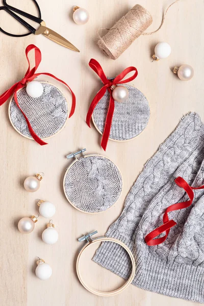 由改头换面的旧毛衣和绣花圈做成的圣诞装饰品的暗淡项目 简单的手工制作的圣诞装饰品 礼物创意 平躺在地上 俯瞰四周 — 图库照片