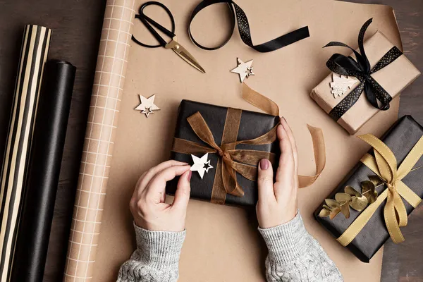 Fondo Navideño Con Cajas Regalo Rollos Papel Kraft Celebración Navidad — Foto de Stock