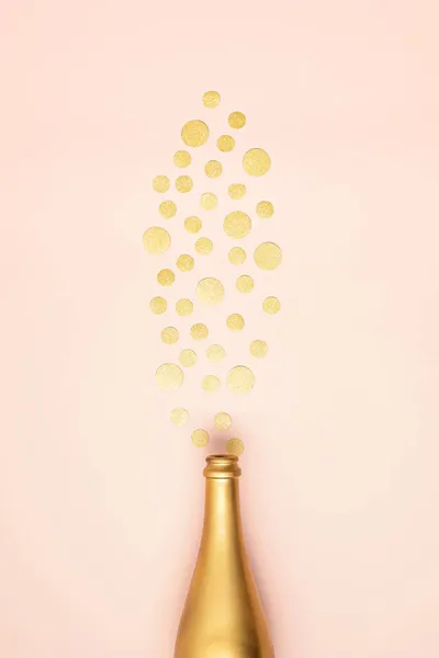 Open Gouden Champagnefles Met Confetti Kerstmis Nieuwjaarsfeest Verjaardag Bruiloft Idee — Stockfoto