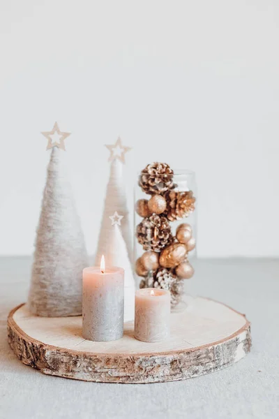 Χριστουγεννιάτικη Διακόσμηση Τραπεζιού Κεριά Και Χειροποίητα Μινιμαλιστικά Χριστουγεννιάτικα Δέντρα Εορταστική — Φωτογραφία Αρχείου