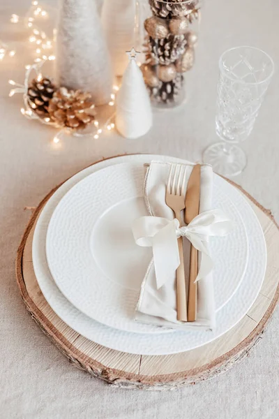 Feestelijke Kersttafel Met Gouden Bestek Porseleinen Bord Kerstversiering Mockup Voor — Stockfoto