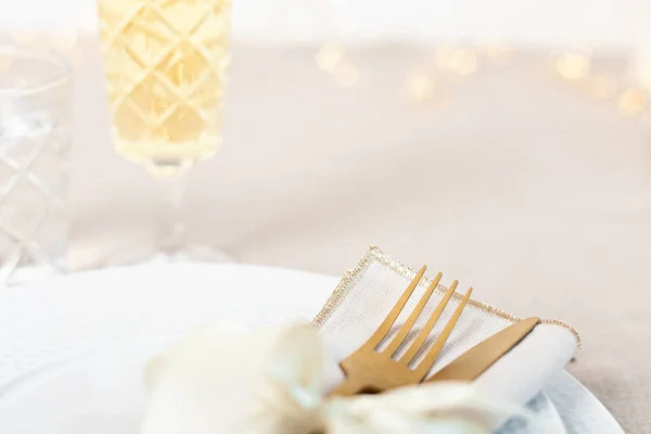 Feestelijke Kerst Bruiloft Verjaardagstafel Met Gouden Bestek Mockup Voor Plaatskaart — Stockfoto