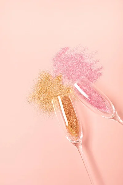 Champagne Mousserende Wijnglazen Met Glitter Roze Ondergrond Kerstmis Nieuwjaarsfeest Verjaardag — Stockfoto