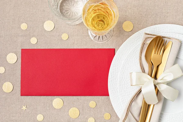 Feestelijke Kerst Bruiloft Verjaardagstafel Met Gouden Bestek Porseleinen Bord Mockup — Stockfoto