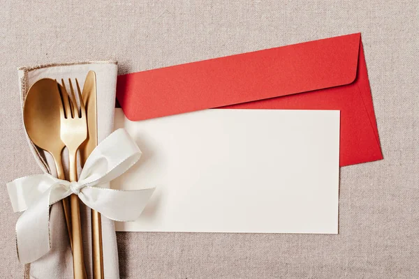 Feestelijke Kerst Bruiloft Verjaardagstafel Met Gouden Bestek Mockup Voor Plaatskaart — Stockfoto
