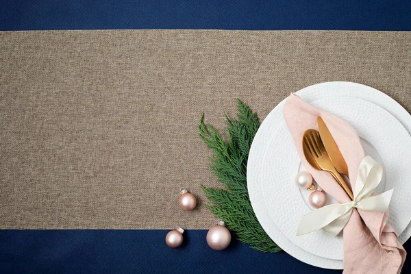 Feestelijke Kersttafel Met Gouden Bestek Porseleinen Bord Kerstversiering Mockup Voor — Stockfoto