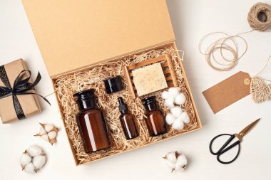 Kişisel bakım paketi, içinde plastiksiz organik kozmetik ürünleri olan sezonluk hediye kutusu. Aile ve arkadaşlar için kişisel çevre dostu sepet şükran günü, Noel, anneler, babalar günü  