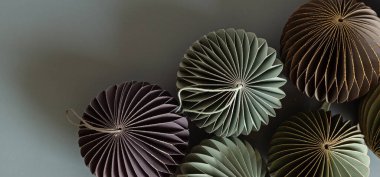 İskandinav yılbaşı kağıtları bal peteği süslemeleri. Modern Noel süslemesi, minimalist ve plastiksiz. Düz yatış, üst görünüm