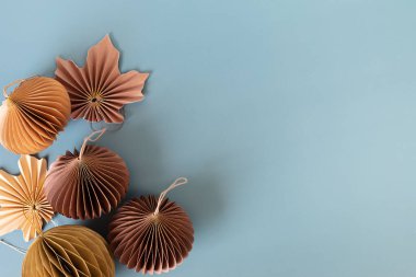 İskandinav yılbaşı kağıtları bal peteği süslemeleri. Modern Noel süslemesi, minimalist ve plastiksiz. Düz yatış, üst görünüm