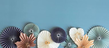 İskandinav yılbaşı kağıtları bal peteği süslemeleri. Modern Noel süslemesi, minimalist ve plastiksiz. Düz yatış, üst görünüm