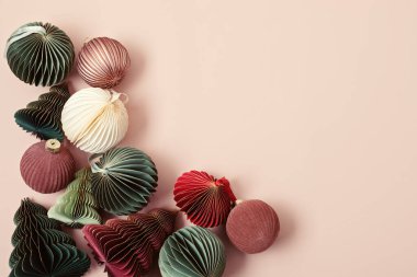 İskandinav yılbaşı kağıtları bal peteği süslemeleri. Modern Noel süslemesi, minimalist ve plastiksiz. Düz yatış, üst görünüm