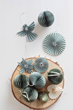 İskandinav yılbaşı kağıtları bal peteği süslemeleri. Modern Noel süslemesi, minimalist ve plastiksiz. Düz yatış, üst görünüm