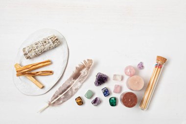 Beyaz adaçayı, palo santo, deniz kulağı kabuğu. Çevreyi negatif enerjiden arındırmak için doğal elementler, pozitif titreşimler eklemek. Spriritüel uygulamalar, büyücülük konsepti