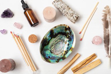 Beyaz adaçayı, palo santo, deniz kulağı kabuğu. Çevreyi negatif enerjiden arındırmak için doğal elementler, pozitif titreşimler eklemek. Spriritüel uygulamalar, büyücülük konsepti