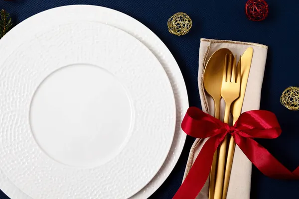 Feestelijke Kerst Bruiloft Verjaardagstafel Met Gouden Bestek Porseleinen Bord Mockup — Stockfoto